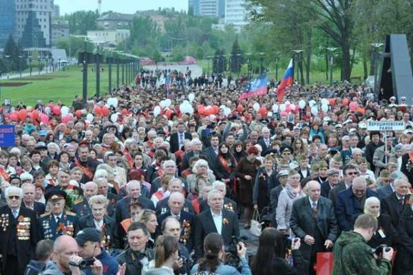 Депутат Госдумы РФ посетил торжественный митинг в Донецке в честь 70-летия Великой Победы Депутат Госдумы РФ посетил торжественный митинг в Донецке в честь 70-летия Великой Победы
