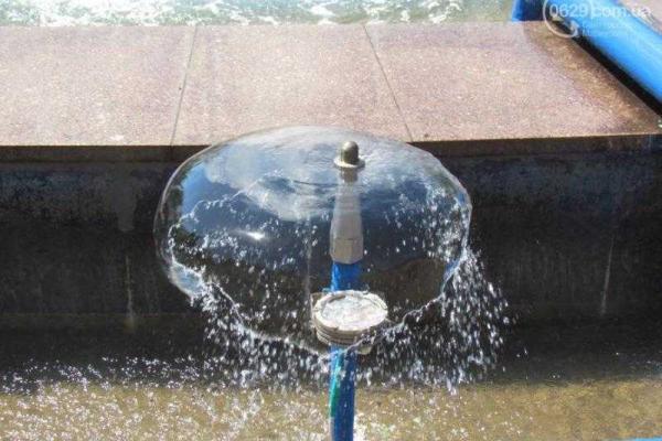 Назло войне: в центре Мариуполя включили отреставрированный фонтан 