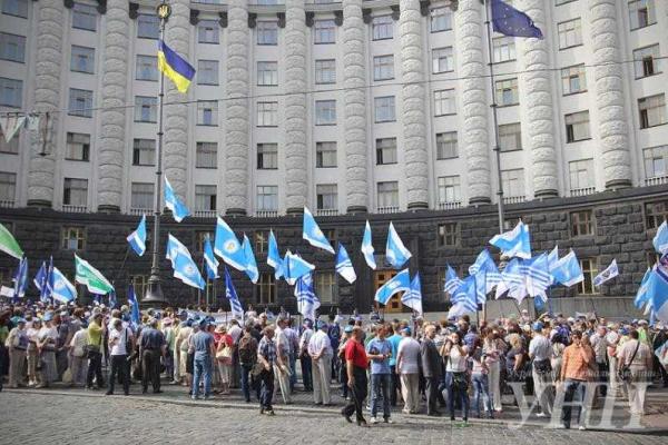 Лидеры профсоюзов вывели людей на пикет под здание Кабмина Лидеры профсоюзов вывели людей на пикет под здание Кабмина