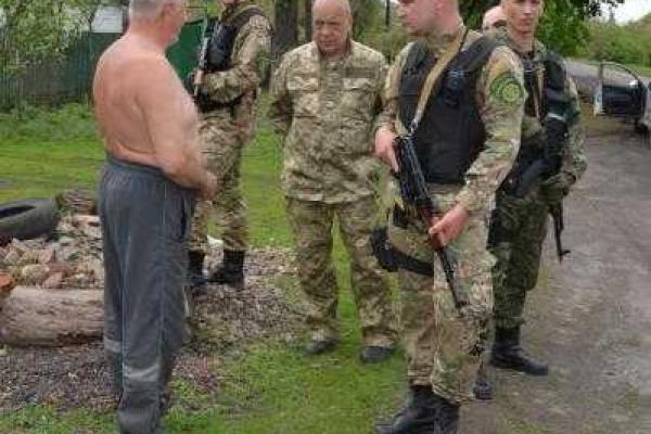 Глава Луганщины побывал в прифронтовых селах: люди устали от стрельбы, безденежья и безработицы Глава Луганщины побывал в прифронтовых селах: люди устали от стрельбы, безденежья и безработицы