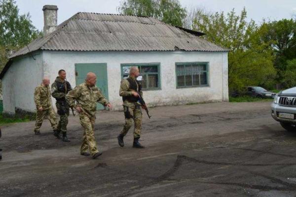 Глава Луганщины побывал в прифронтовых селах: люди устали от стрельбы, безденежья и безработицы Глава Луганщины побывал в прифронтовых селах: люди устали от стрельбы, безденежья и безработицы