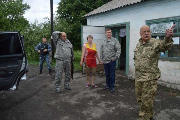 Глава Луганщины и Юрий Луценко побывали в гостях у мирных жителей на оккупированной территории Глава Луганщины и Юрий Луценко побывали в гостях у мирных жителей на оккупированной территории