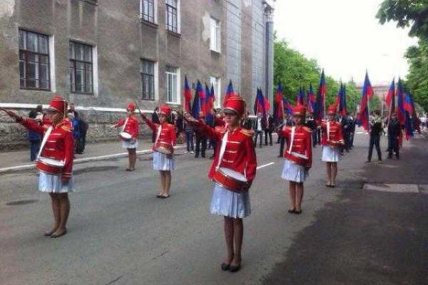 Жители Горловки, несмотря на непогоду, собрались на "победный парад" Жители Горловки, несмотря на непогоду, собрались на "победный парад"