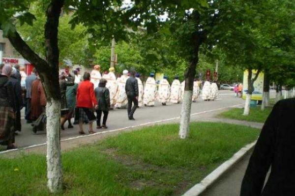 Жители Горловки, несмотря на непогоду, собрались на "победный парад" Жители Горловки, несмотря на непогоду, собрались на "победный парад"