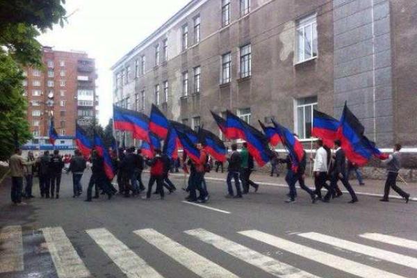 Жители Горловки, несмотря на непогоду, собрались на "победный парад" Жители Горловки, несмотря на непогоду, собрались на "победный парад"