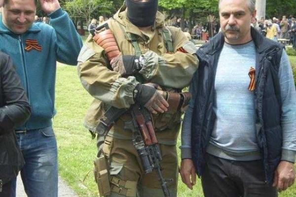 Жители Горловки, несмотря на непогоду, собрались на "победный парад" Жители Горловки, несмотря на непогоду, собрались на "победный парад"