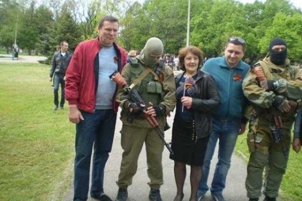 Жители Горловки, несмотря на непогоду, собрались на "победный парад" Жители Горловки, несмотря на непогоду, собрались на "победный парад"