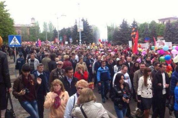 Жители Горловки, несмотря на непогоду, собрались на "победный парад" Жители Горловки, несмотря на непогоду, собрались на "победный парад"