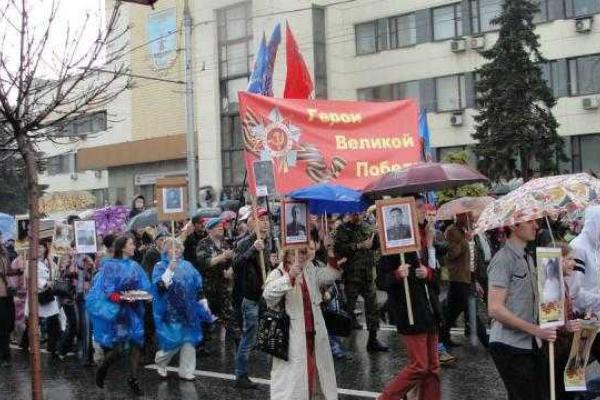 Жители Горловки, несмотря на непогоду, собрались на "победный парад" Жители Горловки, несмотря на непогоду, собрались на "победный парад"