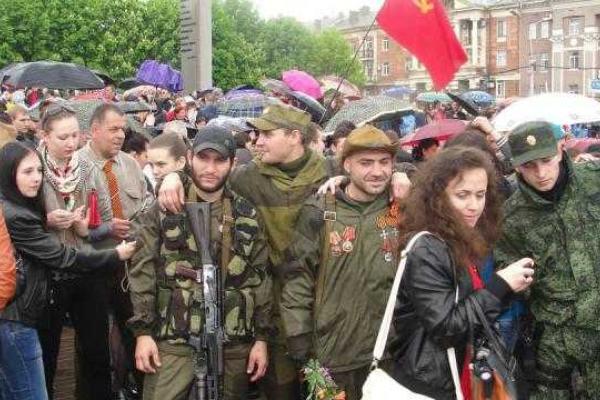 Жители Горловки, несмотря на непогоду, собрались на "победный парад" Жители Горловки, несмотря на непогоду, собрались на "победный парад"