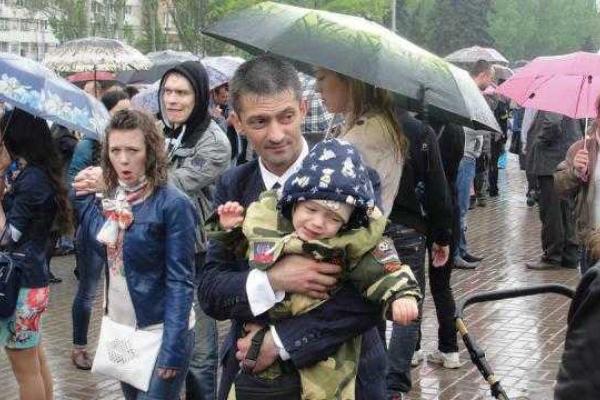 Жители Горловки, несмотря на непогоду, собрались на "победный парад" Жители Горловки, несмотря на непогоду, собрались на "победный парад"