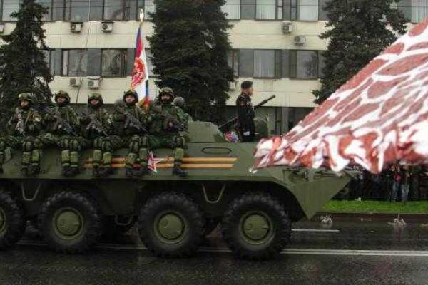 Жители Горловки, несмотря на непогоду, собрались на "победный парад" Жители Горловки, несмотря на непогоду, собрались на "победный парад"
