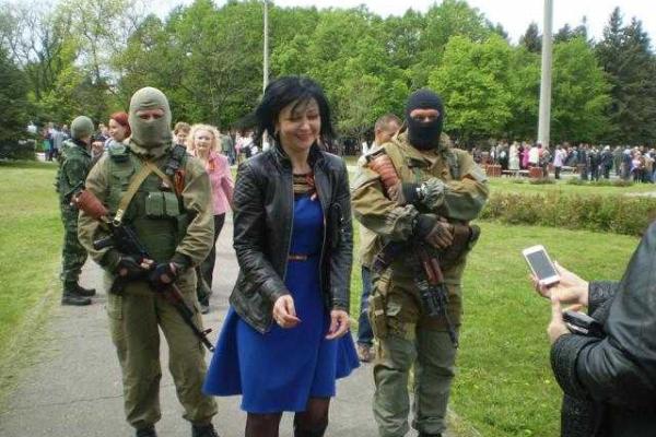 Жители Горловки, несмотря на непогоду, собрались на "победный парад" Жители Горловки, несмотря на непогоду, собрались на "победный парад"