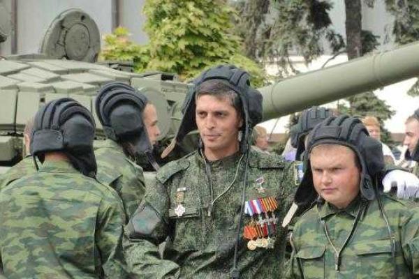 Жители Горловки, несмотря на непогоду, собрались на "победный парад" Жители Горловки, несмотря на непогоду, собрались на "победный парад"