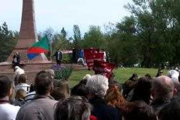 Жители Горловки, несмотря на непогоду, собрались на "победный парад" Жители Горловки, несмотря на непогоду, собрались на "победный парад"