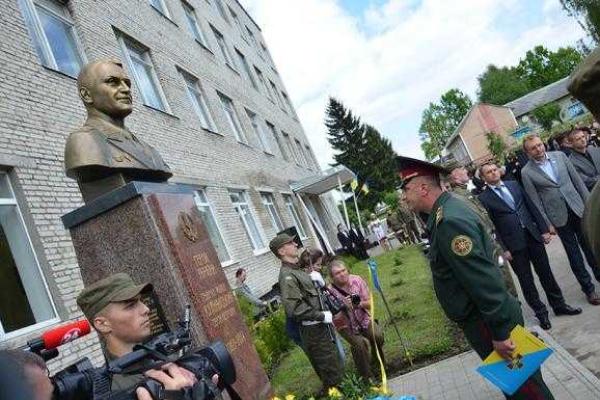 Памятник генерал-майору Сергею Кульчицкому торжественно открыт во Львове Памятник генерал-майору Сергею Кульчицкому торжественно открыт во Львове