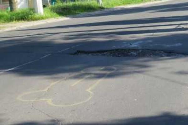 Интересный способ борьбы с ямами на дорогах избрали жители Мариуполя