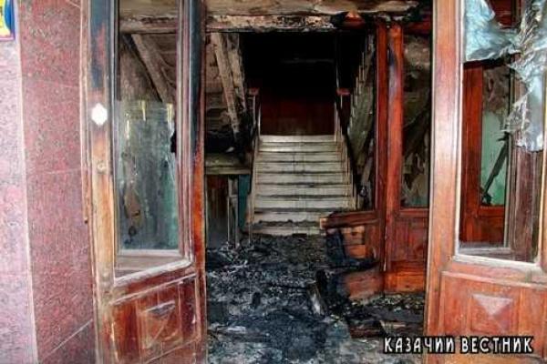 Устанавливаются причины возгорания в здании объединения "Стахановуголь" Устанавливаются причины возгорания в здании объединения "Стахановуголь"