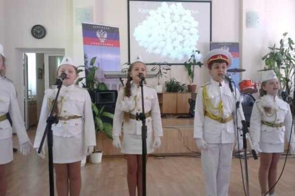 Донецк: В центре травматологии поздравили с праздником медицинский персонал Донецк: В центре травматологии поздравили с праздником медицинский персонал