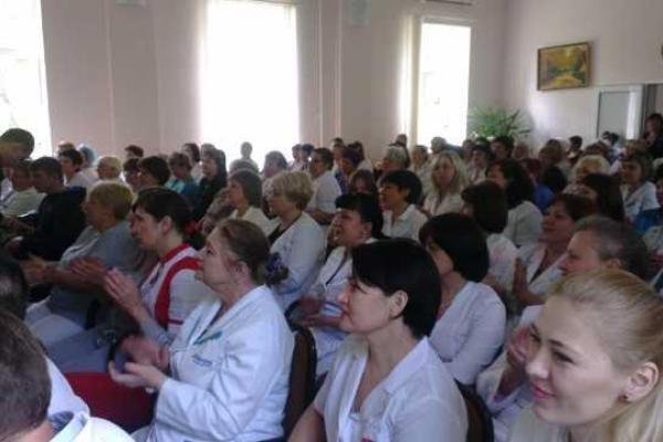 Донецк: В центре травматологии поздравили с праздником медицинский персонал Донецк: В центре травматологии поздравили с праздником медицинский персонал