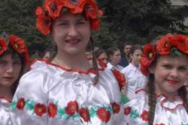 На Луганщине дети провели масштабный флешмоб с установлением рекорда Украины