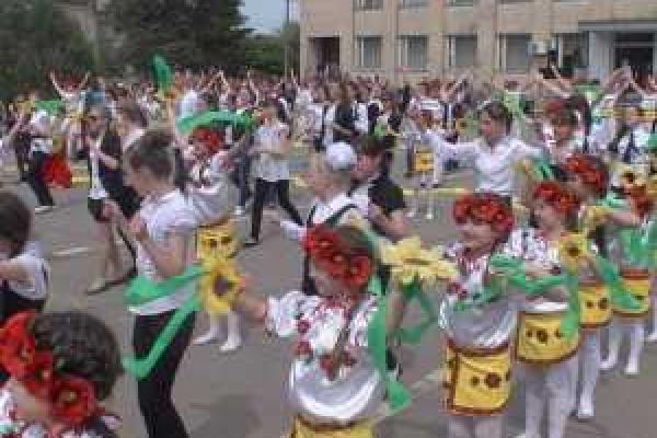 На Луганщине дети провели масштабный флешмоб с установлением рекорда Украины