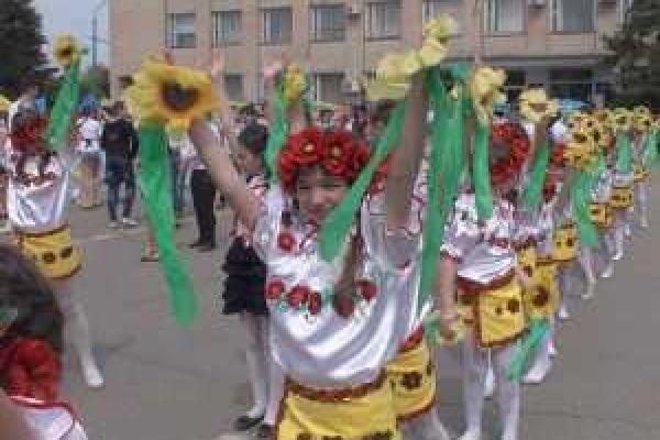 На Луганщине дети провели масштабный флешмоб с установлением рекорда Украины