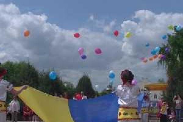 На Луганщине дети провели масштабный флешмоб с установлением рекорда Украины