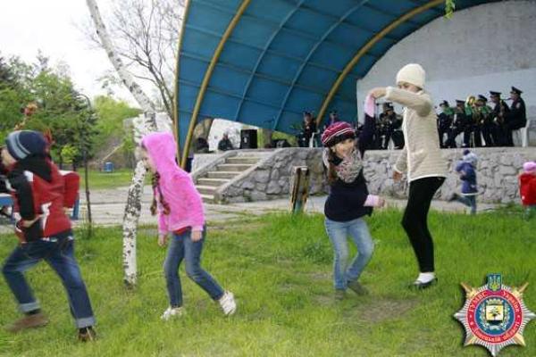 Оркестр ГУМВД Украины подарил жителям Мариуполя любимые мелодии и хорошее настроение