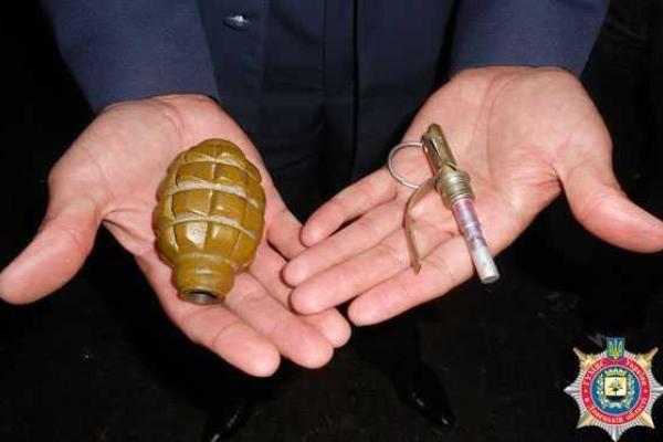 На Донетчине ревнивец чуть не подорвался на гранате в присутствии жены и друзей На Донетчине ревнивец чуть не подорвался на гранате в присутствии жены и друзей