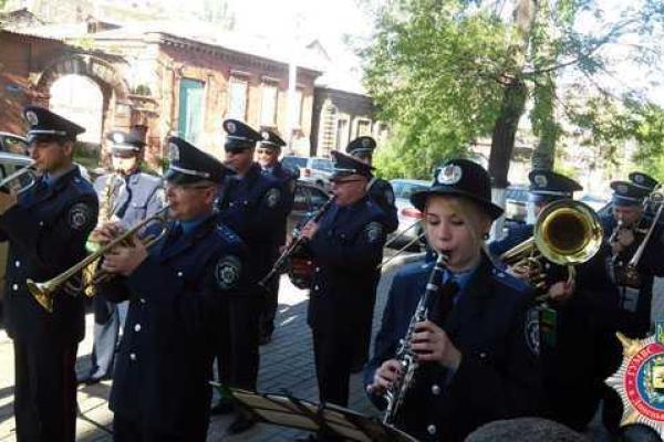 Милицейский оркестр подарил мариупольцам веселую музыку и хорошее настроение