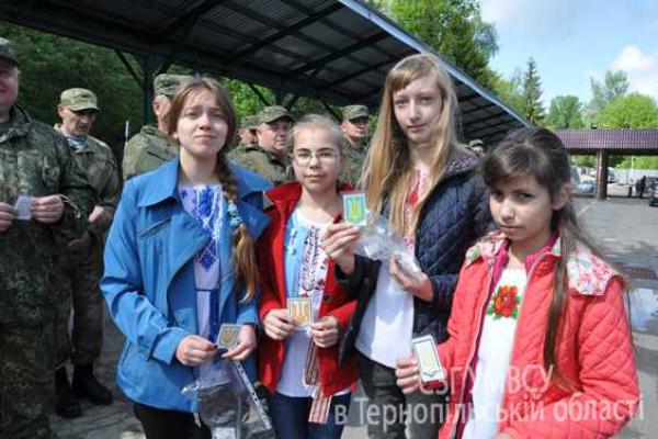 Тернопольщина отправила своих сынов в опасную командировку на Донбасс Тернопольщина отправила своих сынов в опасную командировку на Донбасс