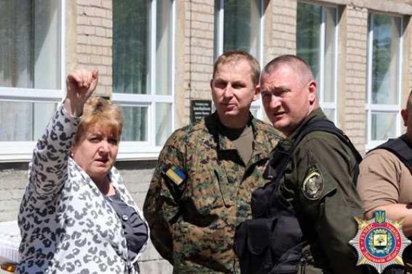 Начальник ГУМВД Донетчины обсудил насущные проблемы с жителями прифронтового Чермалыка Начальник ГУМВД Донетчины обсудил насущные проблемы с жителями прифронтового Чермалыка