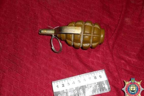 На Донетчине ревнивец чуть не подорвался на гранате в присутствии жены и друзей На Донетчине ревнивец чуть не подорвался на гранате в присутствии жены и друзей