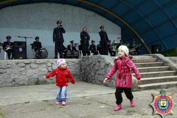 Оркестр ГУМВД Украины подарил жителям Мариуполя любимые мелодии и хорошее настроение