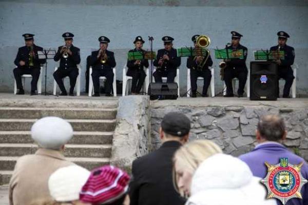 Оркестр ГУМВД Украины подарил жителям Мариуполя любимые мелодии и хорошее настроение