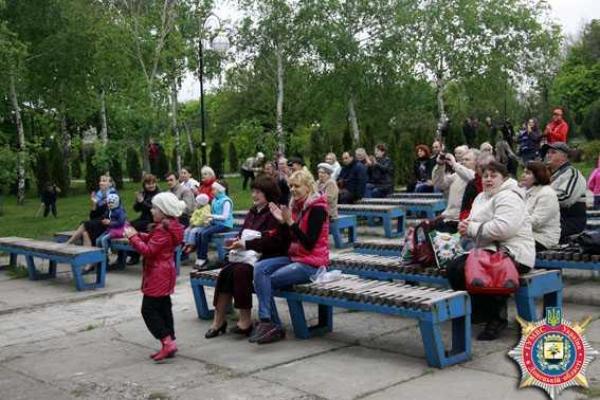 Оркестр ГУМВД Украины подарил жителям Мариуполя любимые мелодии и хорошее настроение