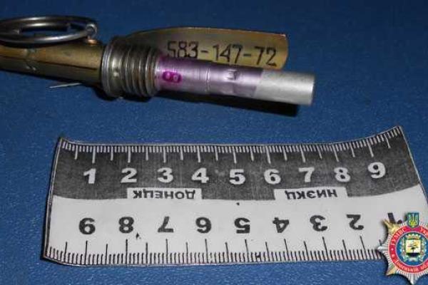 На Донетчине ревнивец чуть не подорвался на гранате в присутствии жены и друзей На Донетчине ревнивец чуть не подорвался на гранате в присутствии жены и друзей