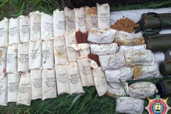 Жители Авдеевки "для коллекции" собрали внушительный арсенал оружия