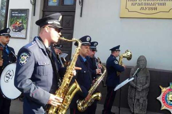 Милицейский оркестр подарил мариупольцам веселую музыку и хорошее настроение
