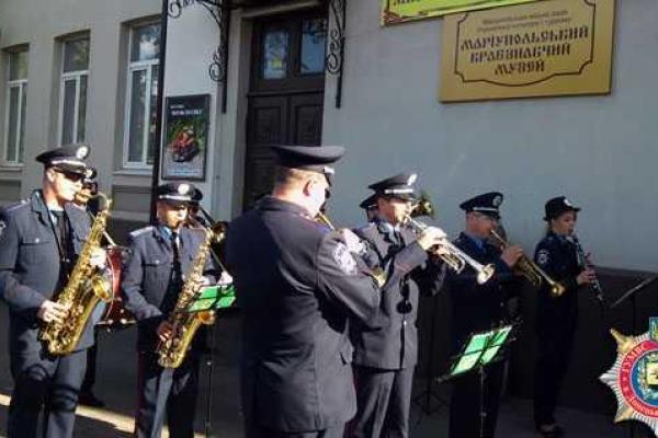 Милицейский оркестр подарил мариупольцам веселую музыку и хорошее настроение
