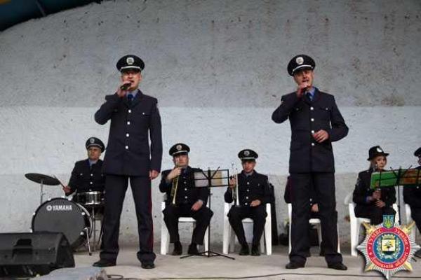 Оркестр ГУМВД Украины подарил жителям Мариуполя любимые мелодии и хорошее настроение
