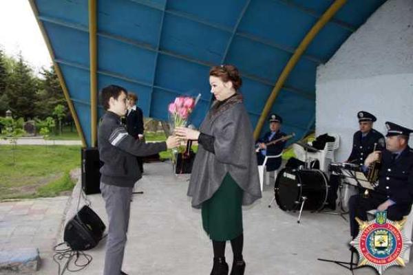 Оркестр ГУМВД Украины подарил жителям Мариуполя любимые мелодии и хорошее настроение