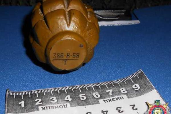 На Донетчине ревнивец чуть не подорвался на гранате в присутствии жены и друзей На Донетчине ревнивец чуть не подорвался на гранате в присутствии жены и друзей