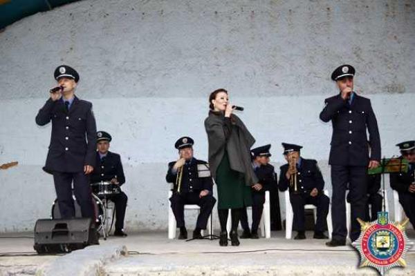 Оркестр ГУМВД Украины подарил жителям Мариуполя любимые мелодии и хорошее настроение