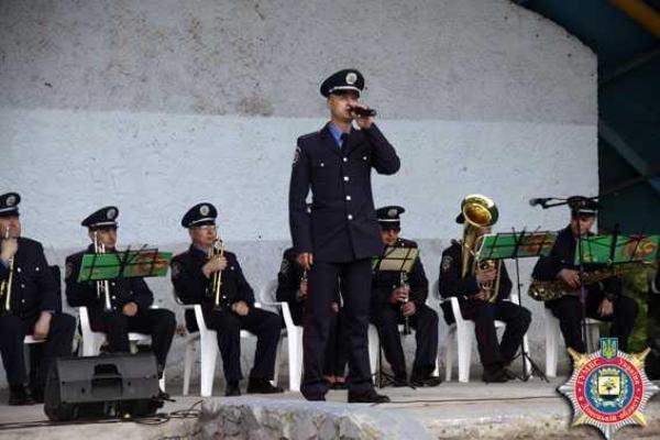 Оркестр ГУМВД Украины подарил жителям Мариуполя любимые мелодии и хорошее настроение