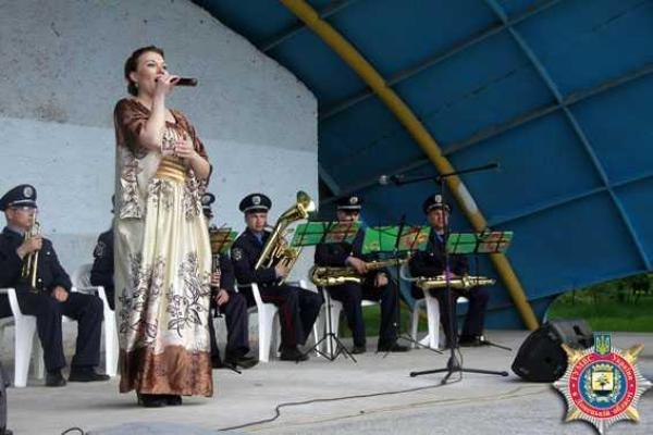 Оркестр ГУМВД Украины подарил жителям Мариуполя любимые мелодии и хорошее настроение