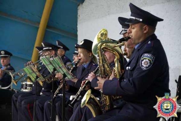 Оркестр ГУМВД Украины подарил жителям Мариуполя любимые мелодии и хорошее настроение