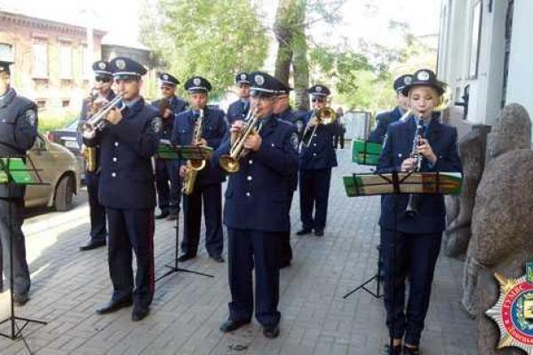 Милицейский оркестр подарил мариупольцам веселую музыку и хорошее настроение