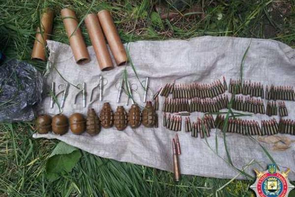 Жители Авдеевки "для коллекции" собрали внушительный арсенал оружия